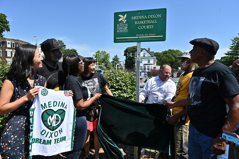 Sign unveiling with Mayor and loved ones at Medina Dixon Court.