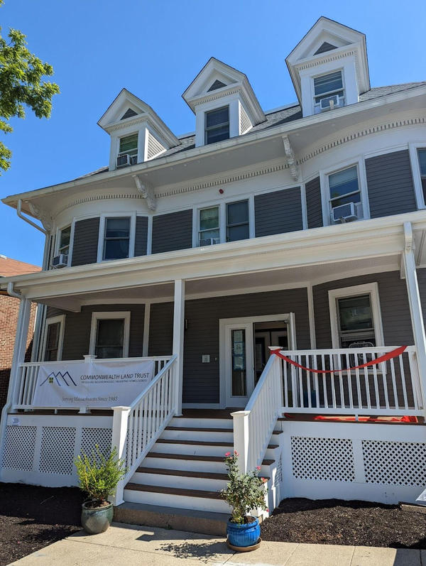 A photo of 123 Crawford Street.