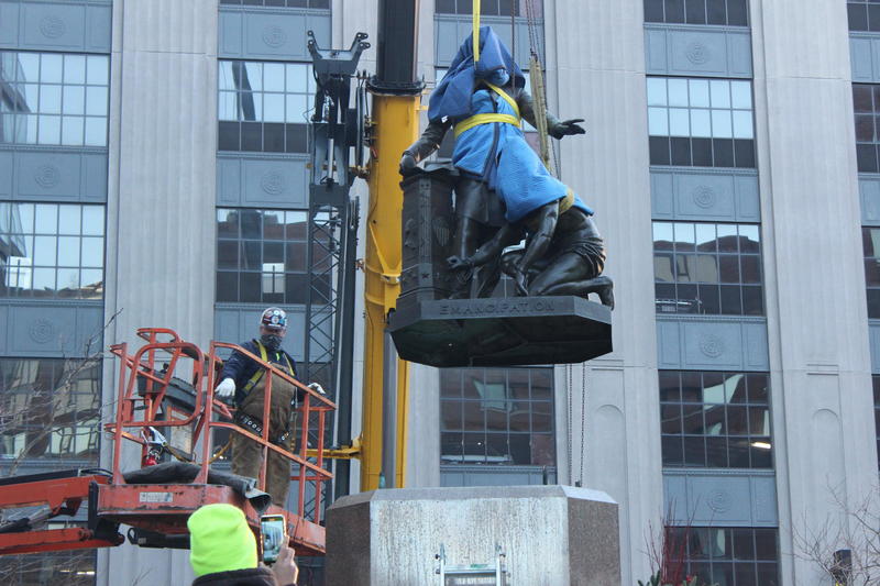 Photo of removal of Emancipation Group statue